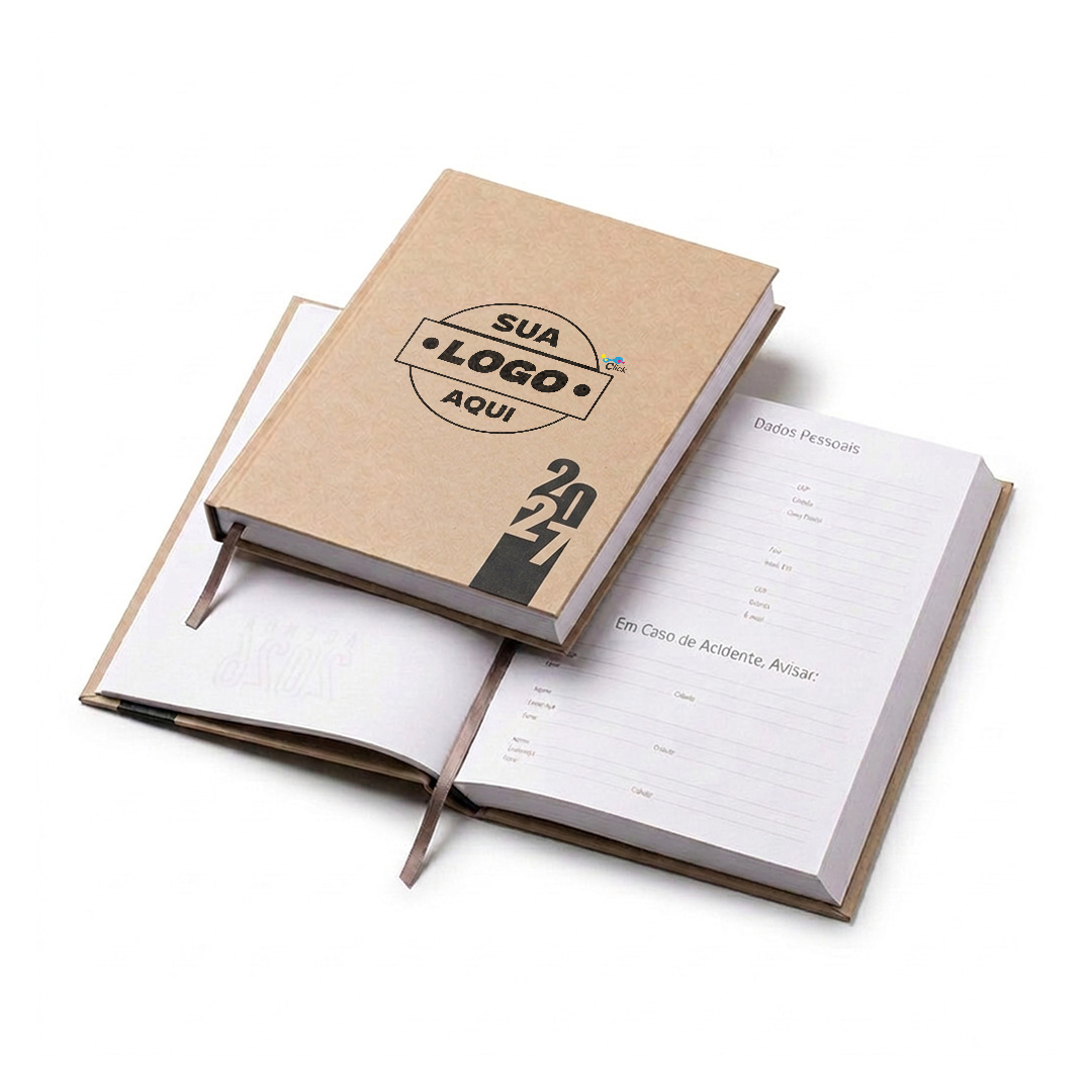 Agenda 2027 com capa dura em kraft. Conta com aproximadamente 176 folhas brancas dedicadas para dados pessoais, calendários de 2026 até 2028, espaço para planejamento diário e mensal, além de listas de aniversários, datas comemorativas, contatos e e-mails.

Altura :  17cm

Largura :  12,4 cm

Espessura :  2 cm

Medidas aproximadas para gravação (CxL):  17 cm x 8 cm

